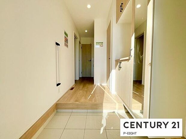 鏡付きシューズボックス付きの明るい玄関です！