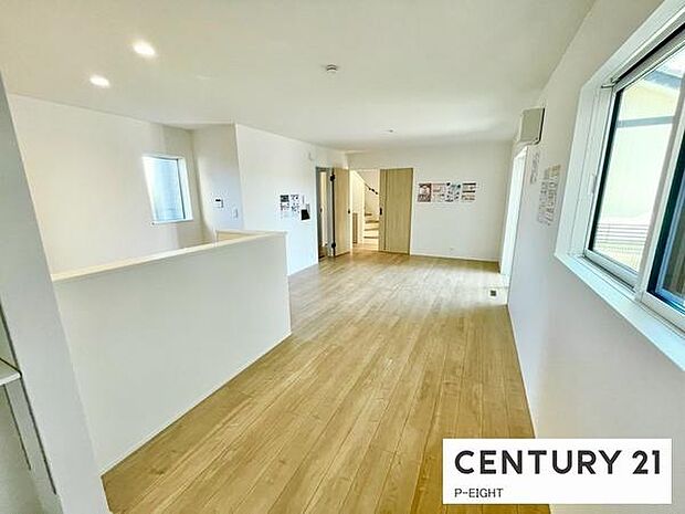 大きな窓から日光が差し込む明るいリビングです！