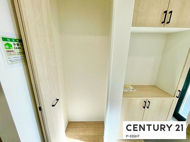 廊下に便利な収納スペースあり！