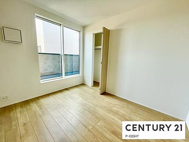 バルコニーに面している明るい洋室です！