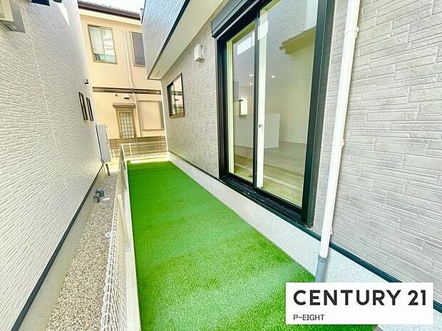 庭が人工芝なので、お子様が遊ぶ時も安心ですね！