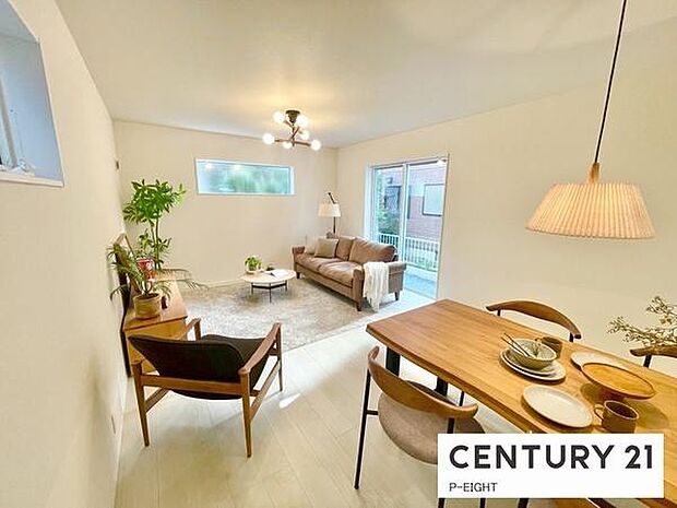 大きな窓から日光が差し込む明るいリビングです!