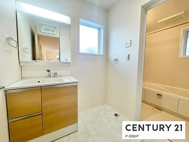 明るい洗面台で身支度ができます!洗濯機を置くスペースもあります!