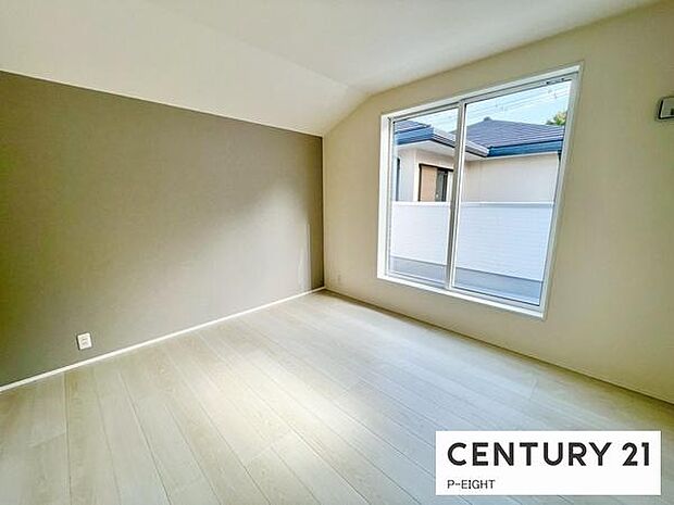 バルコニーに面している明るい洋室です!