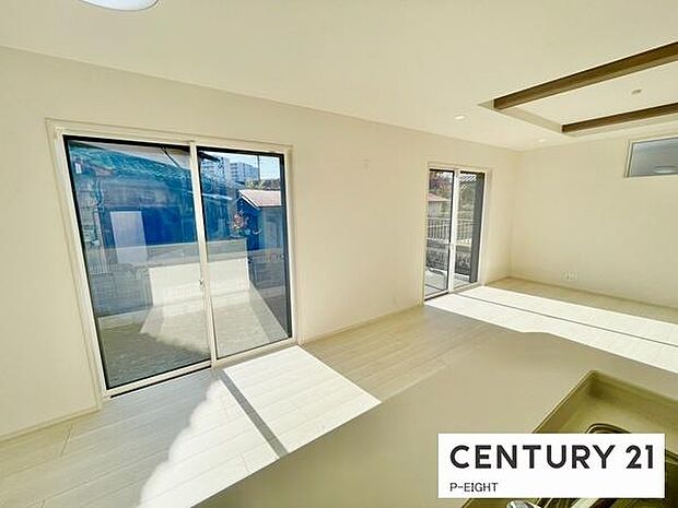 大きな窓から日光が差し込む明るいリビングです!