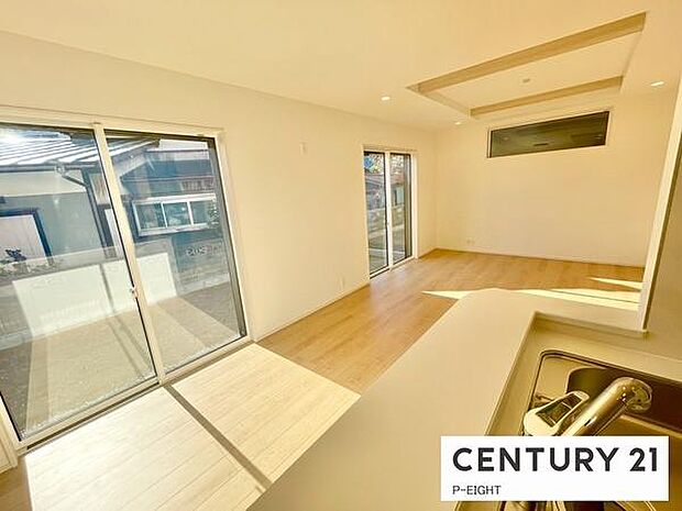 大きな窓から日光が差し込む明るいリビングです!