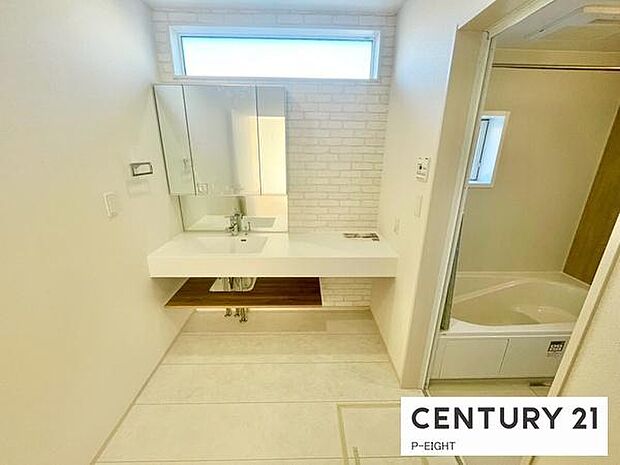 明るい洗面台で身支度ができます!洗濯機を置くスペースもあります!