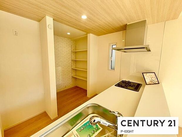 リビング横に収納スペースあり!