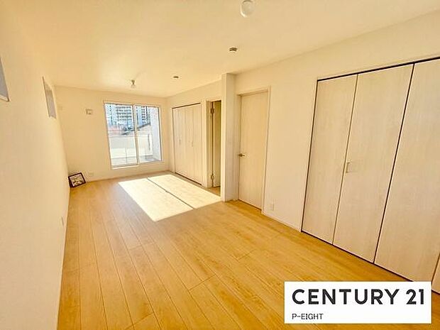 大きな一部屋でも、仕切って二部屋でも、ライフステージに合わせて変化させられる居室!