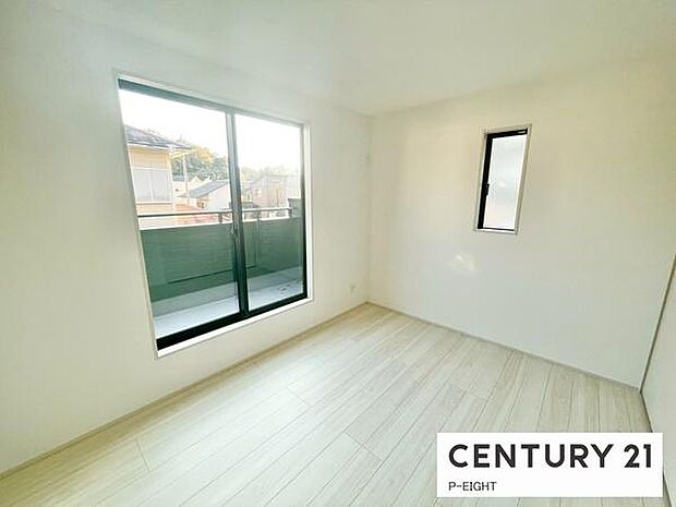 バルコニーに面している明るい洋室です！