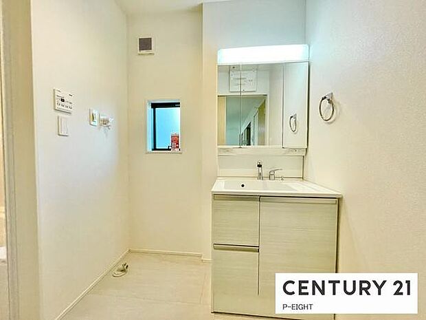 明るい洗面台で身支度ができます！洗濯機を置くスペースもあります！