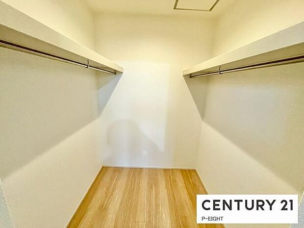 ウォークインクローゼットでたくさん収納できます！