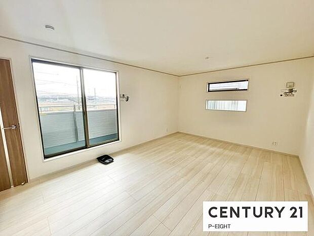 大きな窓から日光が差し込む明るいリビングです！