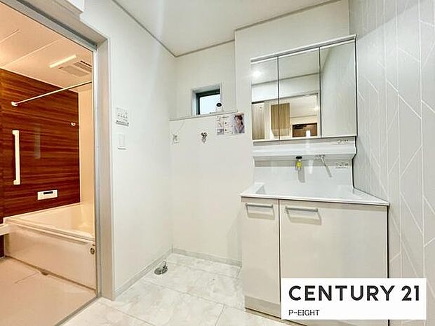 明るい洗面台で身支度ができます！洗濯機を置くスペースもあります！