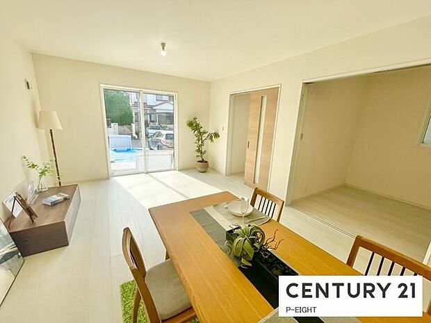 大きな窓から日光が差し込む明るいリビングです！