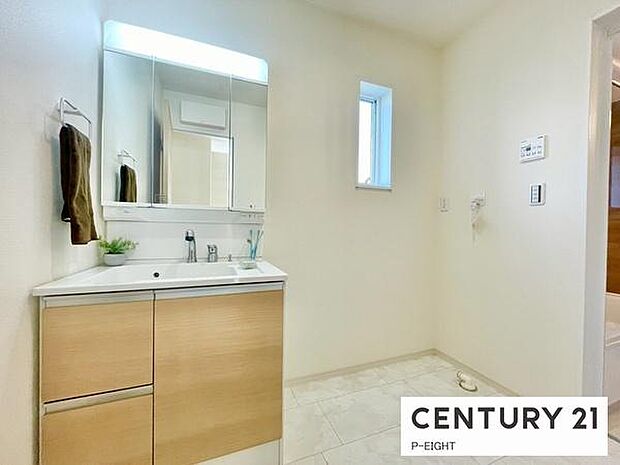 明るい洗面台で身支度ができます！洗濯機を置くスペースもあります！