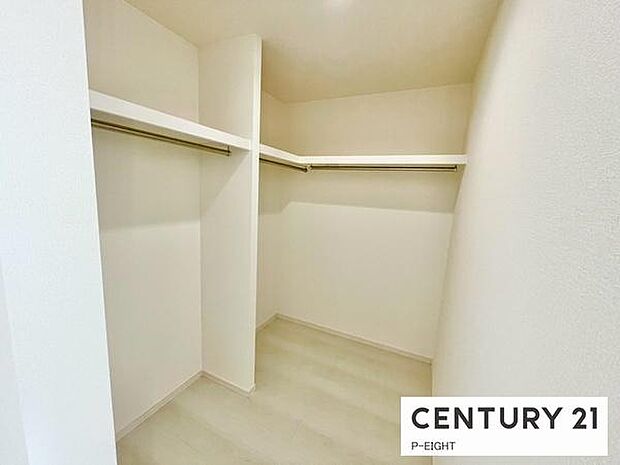 ウォークインクローゼットでたくさん収納できます！