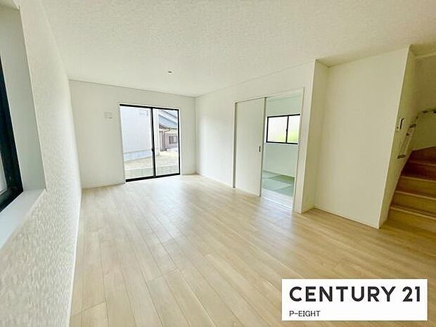 大きな窓から日光が差し込む明るいリビングです！