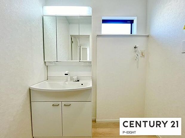 明るい洗面台で身支度ができます!洗濯機を置くスペースもあります!