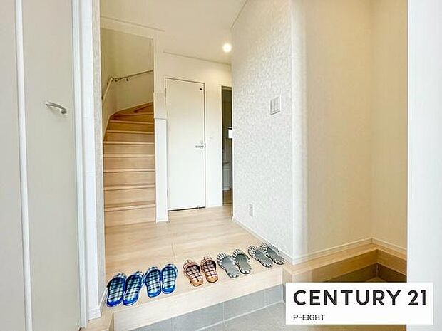 白を基調とした明るい玄関です！ベビーカーやゴルフクラブなども置ける便利な土間収納があります！