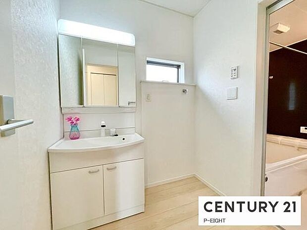 明るい洗面台で身支度ができます！洗濯機を置くスペースもあります！