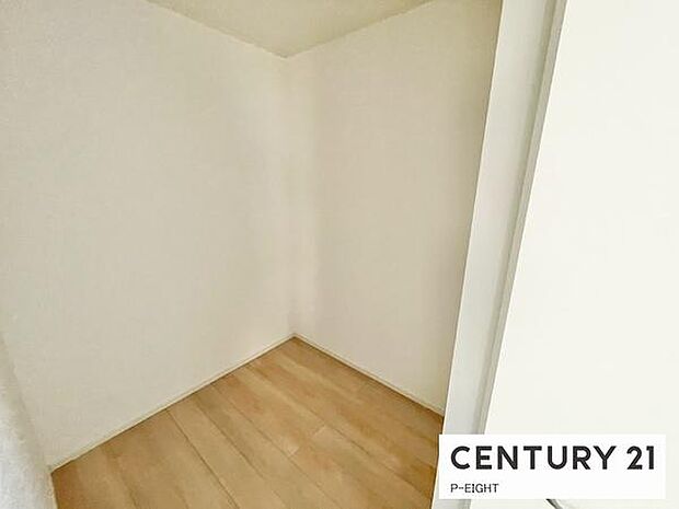 ウォークインクローゼットでたくさん収納できます！