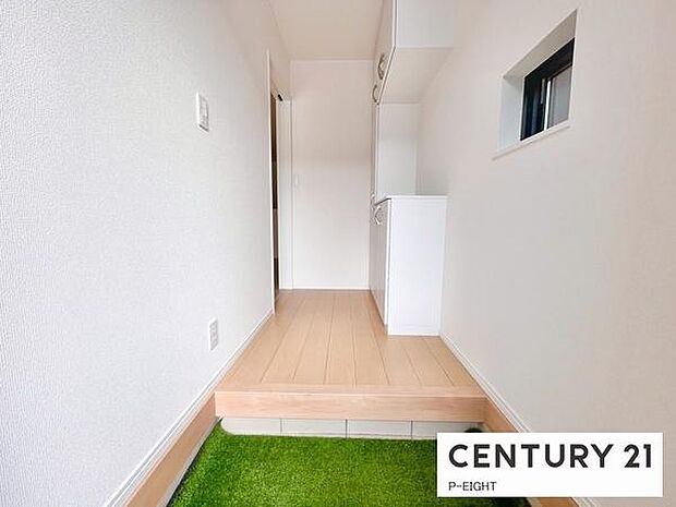 白を基調とした明るい玄関です!