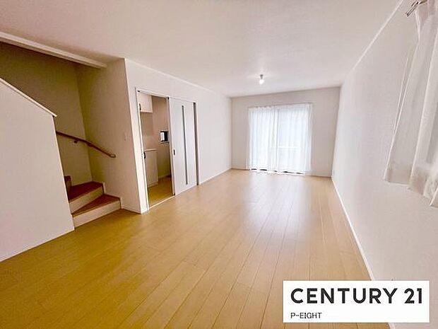 大きな窓から日光が差し込む明るいリビングです!