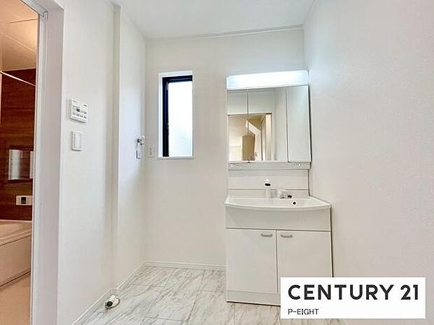 明るい洗面台で身支度ができます!洗濯機を置くスペースもあります!