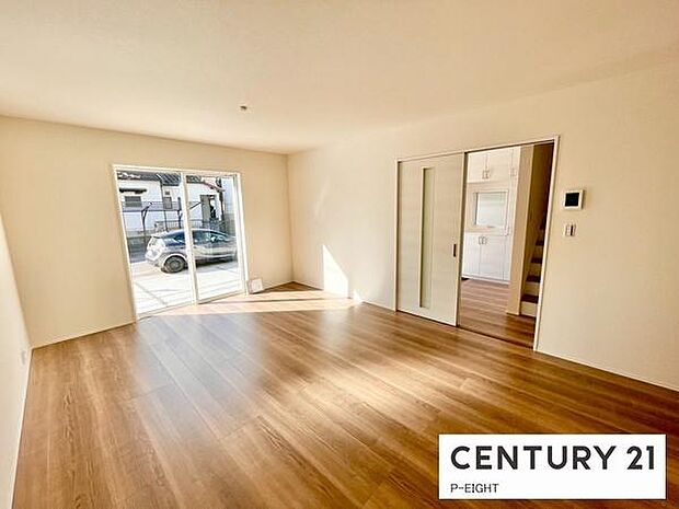 大きな窓から日光が差し込む明るいリビングです！