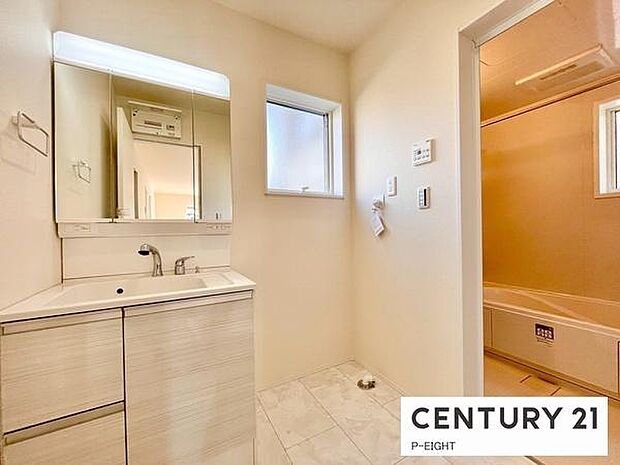 明るい洗面台で身支度ができます！洗濯機を置くスペースもあります！