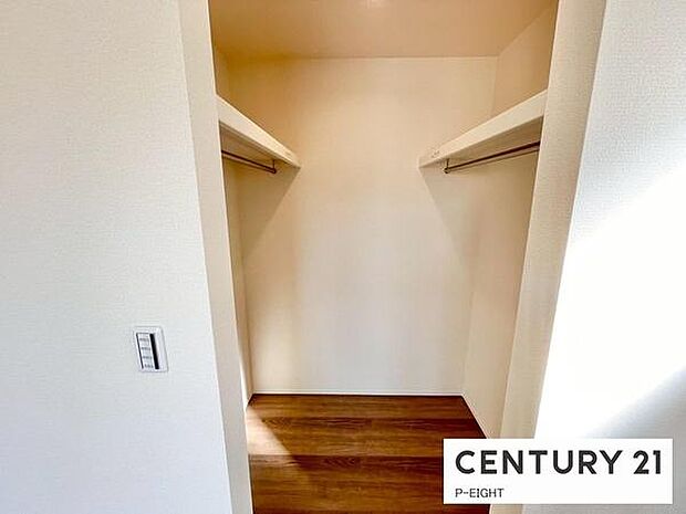 ウォークインクローゼットでたくさん収納できます！