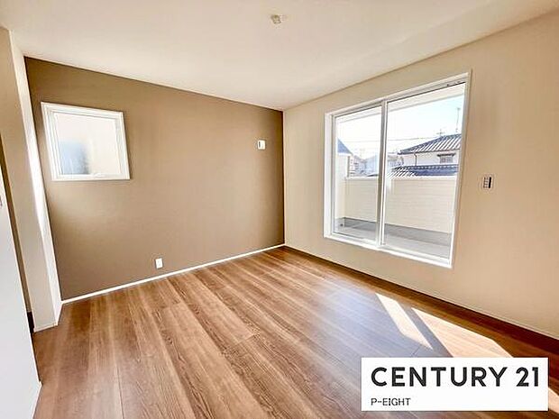 バルコニーに面している明るい洋室です！