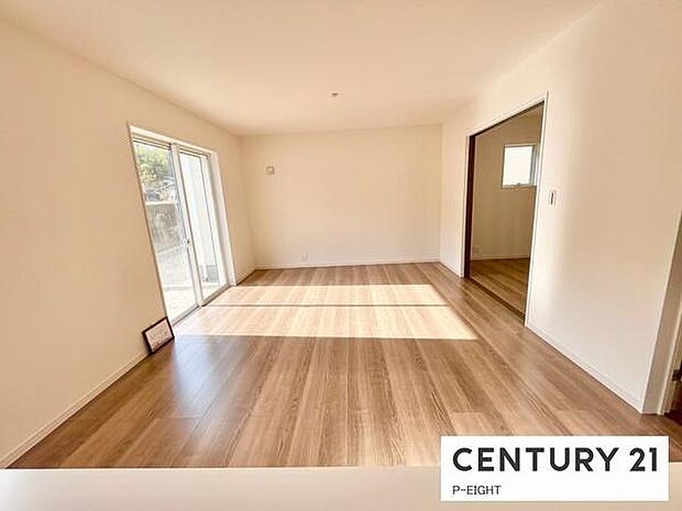 大きな窓から日光が差し込む明るいリビングです!