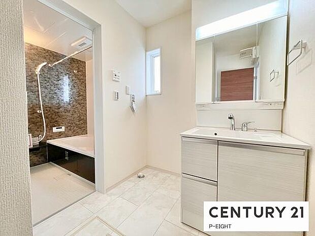 明るい洗面台で身支度ができます!