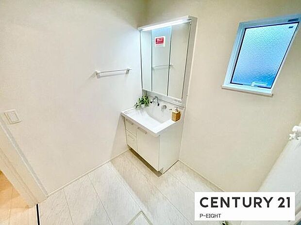 明るい洗面台で身支度ができます!