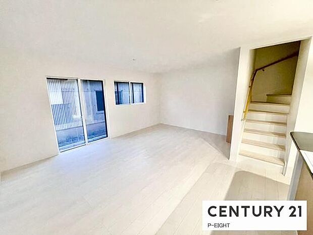 大きな窓から日光が差し込む明るいリビングです！