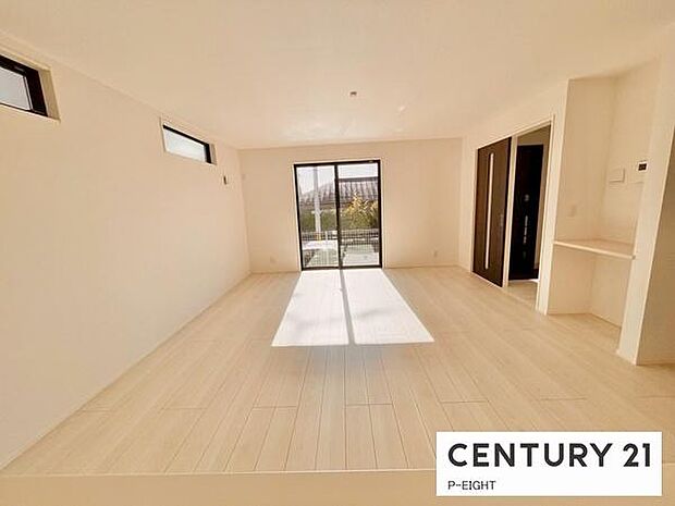 大きな窓から日光が差し込む明るいリビングです!