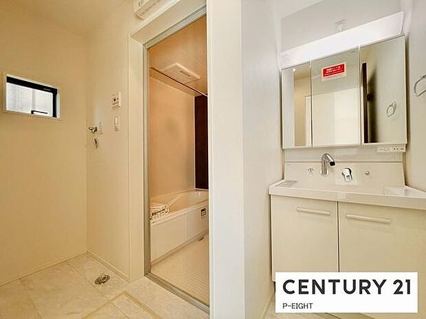 明るい洗面台で身支度ができます!