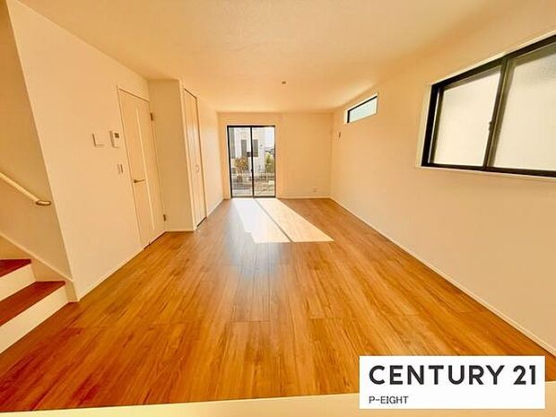 大きな窓から日光が差し込む明るいリビングです!