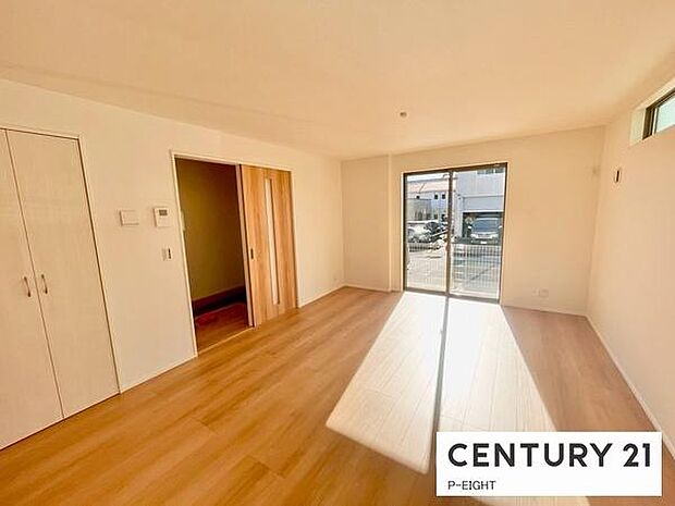 大きな窓から日光が差し込む明るいリビングです!