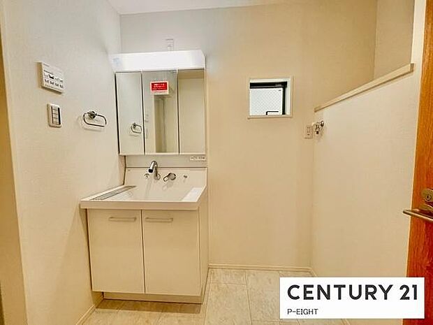 明るい洗面台で身支度ができます!