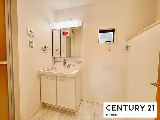 明るい洗面台で身支度ができます!