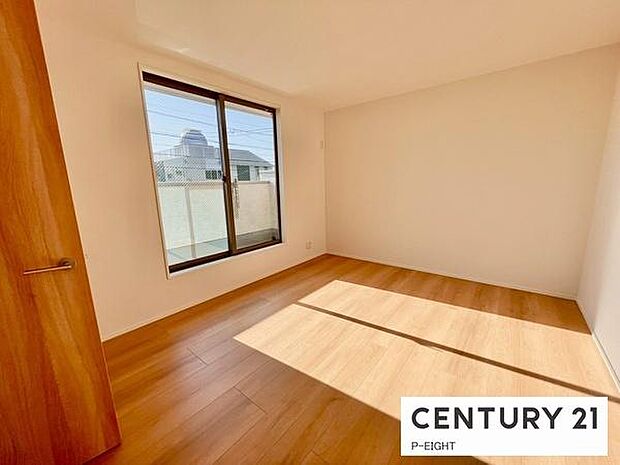 バルコニーに面している明るい洋室です!