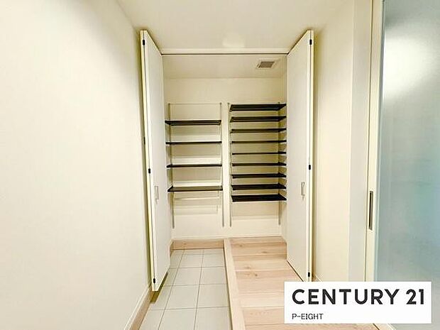 シューズインクローク付きの明るい玄関です!