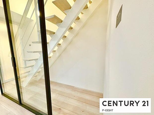 階段下にスペースあります!