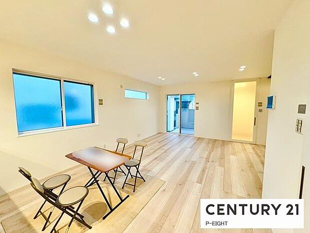 大きな窓から日光が差し込む明るいリビングです!