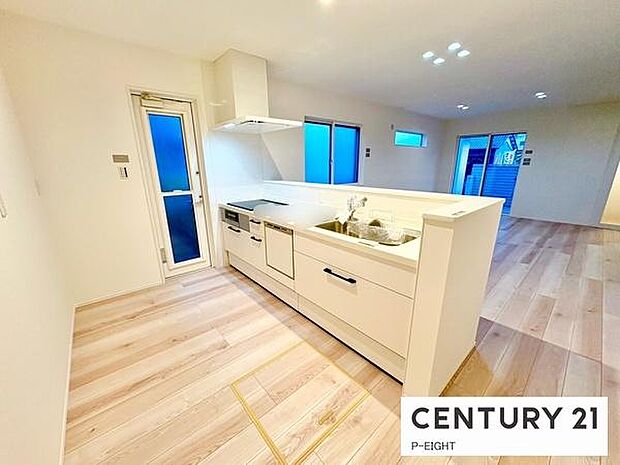 料理をしながらリビングを見渡せるつくりで、料理中も家族との会話がはずみます。