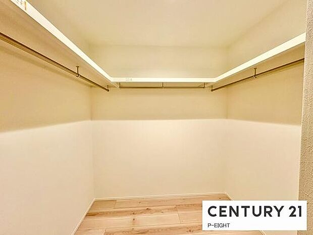 ウォークインクローゼットでたくさん収納できます!