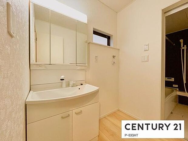 明るい洗面台で身支度ができます!